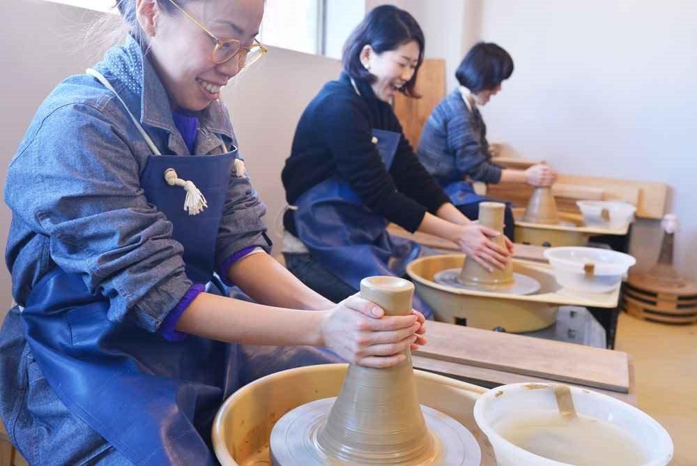 たくさん作れて大満足！初心者歓迎の電動ろくろ体験