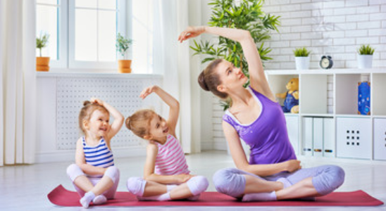 町家の風情に包まれて「親子YOGA」ワークショップ