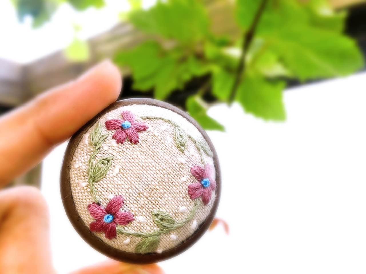 駅近！〜コロンと可愛い刺繍ブローチ