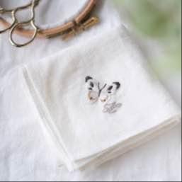 紋白蝶とイニシャル刺繍のリネンハンカチーフ