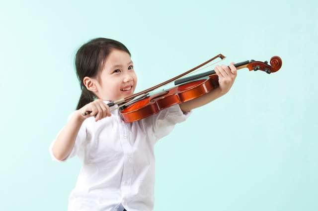 親子で挑戦！キッズサイズのバイオリンを鳴らしてみよう