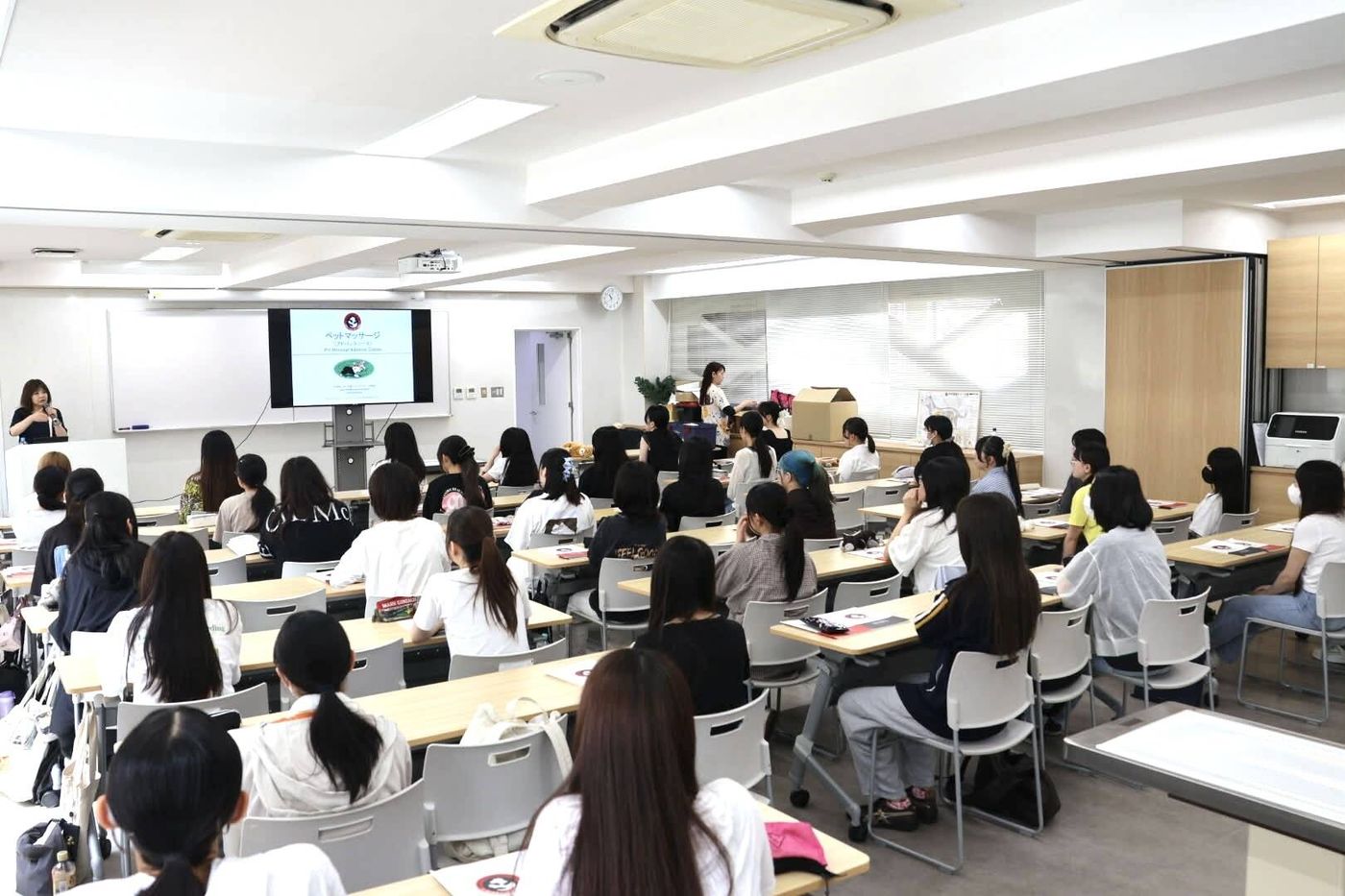 講座で座学を学んでいる画像
