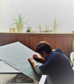 「宙を奏でる点描曼荼羅画」を描く代表理事のやまださん