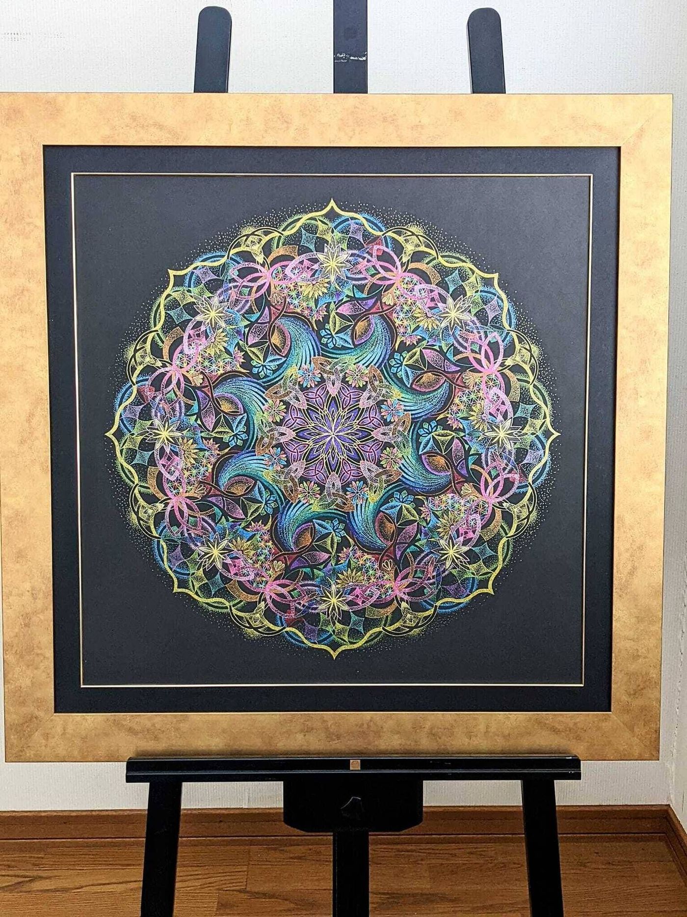 「宙を奏でる点描曼荼羅画」の作品