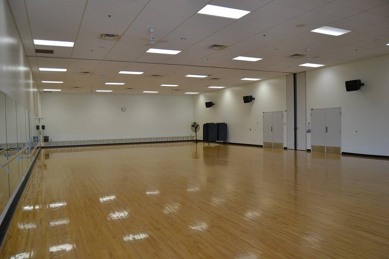 木製の床と鏡のある大きな部屋