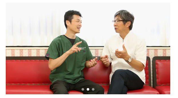 医師と施術家が話している画像