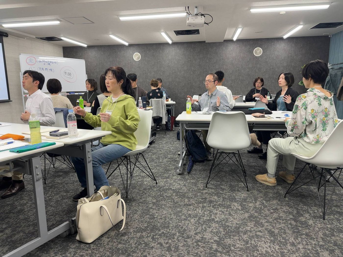 瞑想状態に入る受講生たち