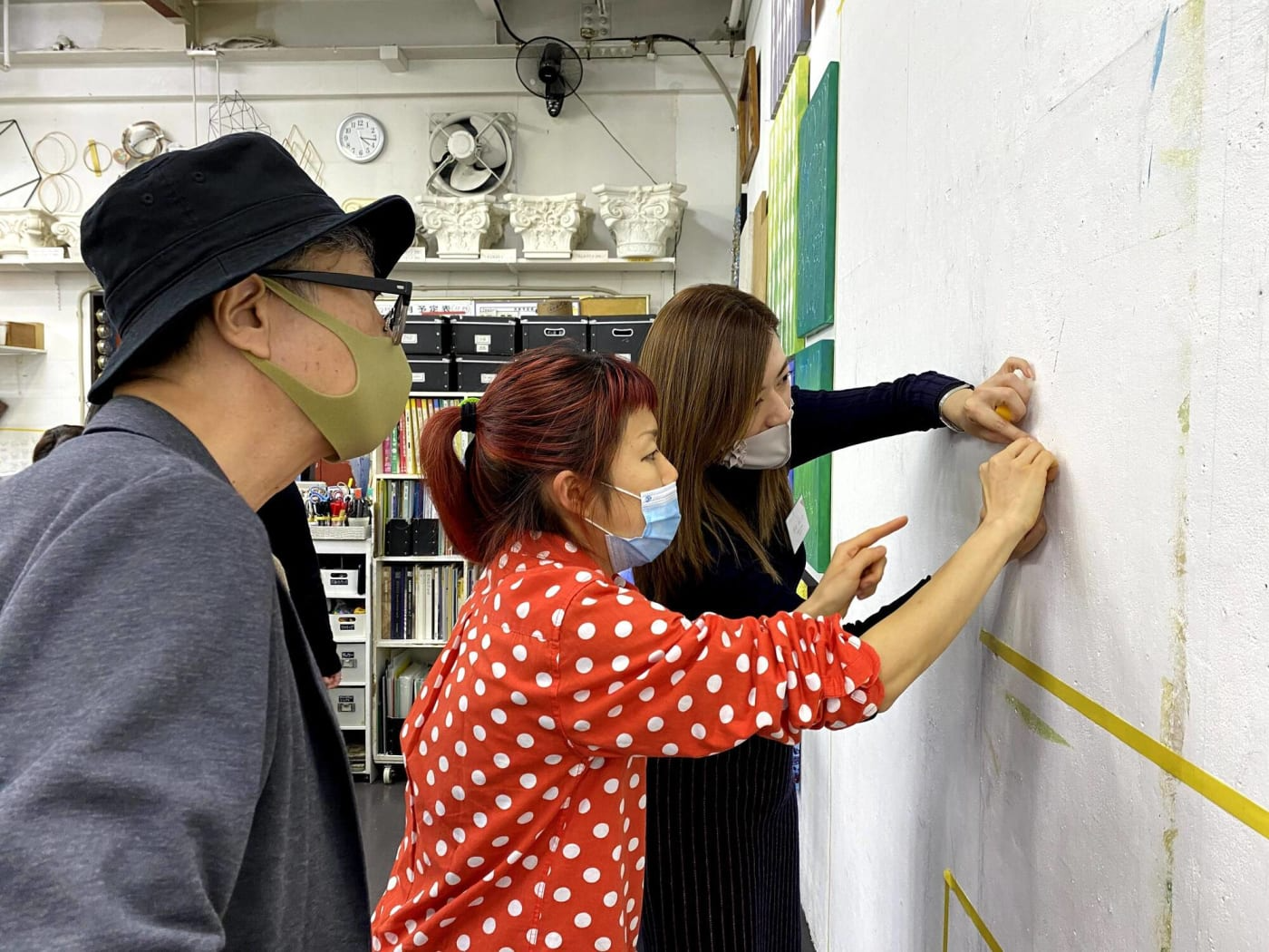 アートのスタイリング（飾り方）を学んでいる様子