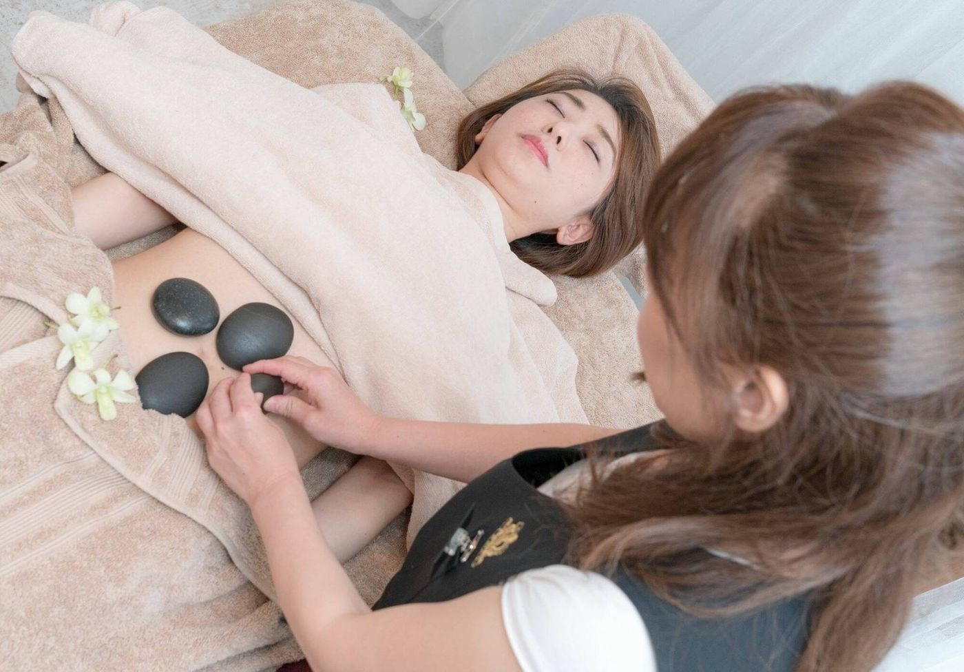 ホットストーンセラピーの様子