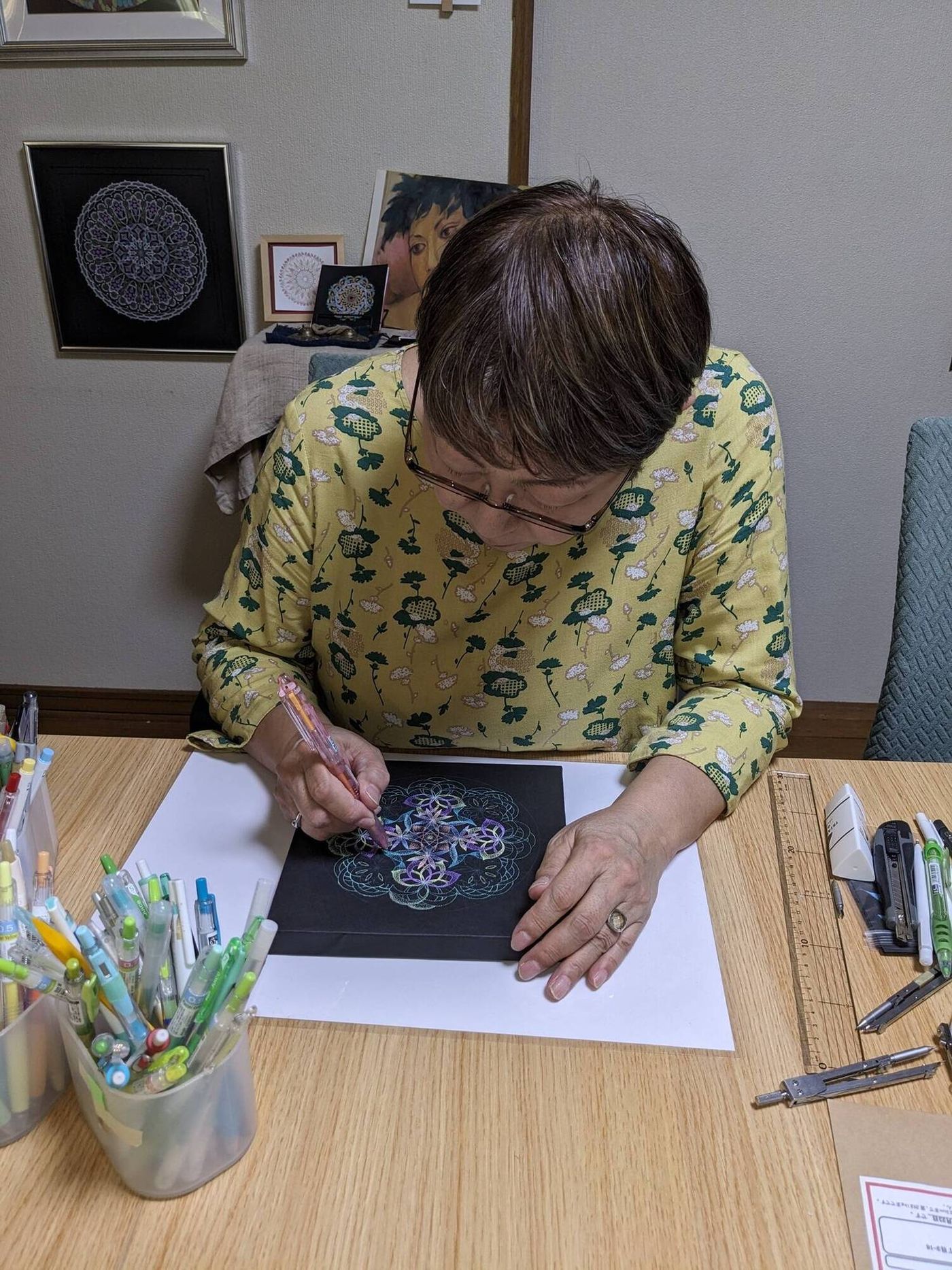 「宙を奏でる点描曼荼羅画」を描くやまだ代表理事