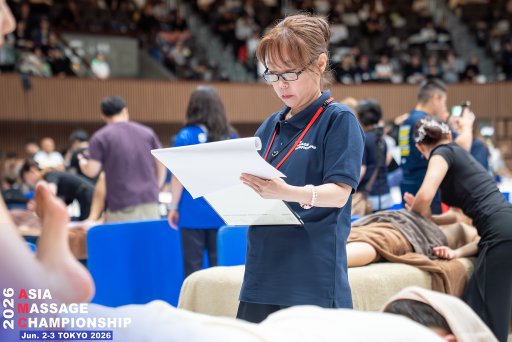 「ASIA MASSAGE CHAMPIONSHIP 2026」で審査員を務める様子