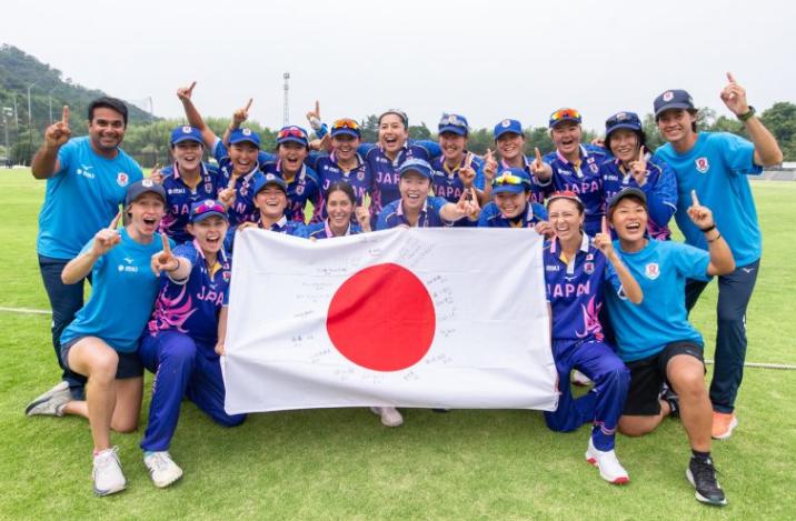 佐野市国際トロフィーで優勝し、喜ぶ選手たちの集合写真の画像