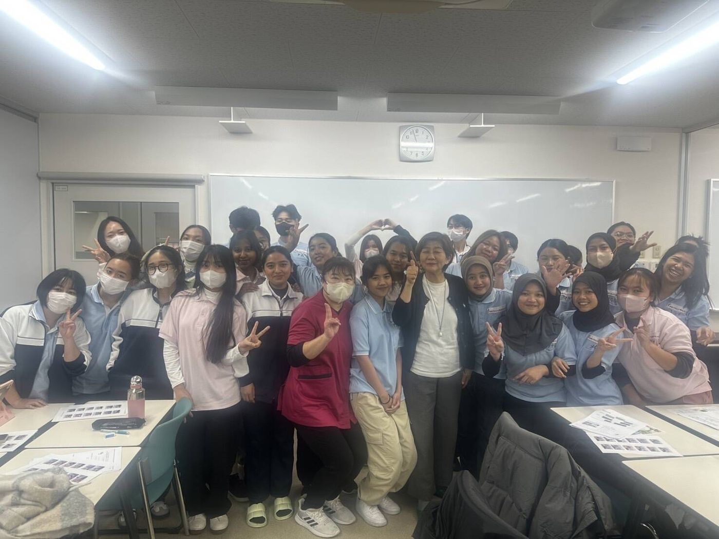 教育の一環としてアロマを教えている学生たちとの集合写真