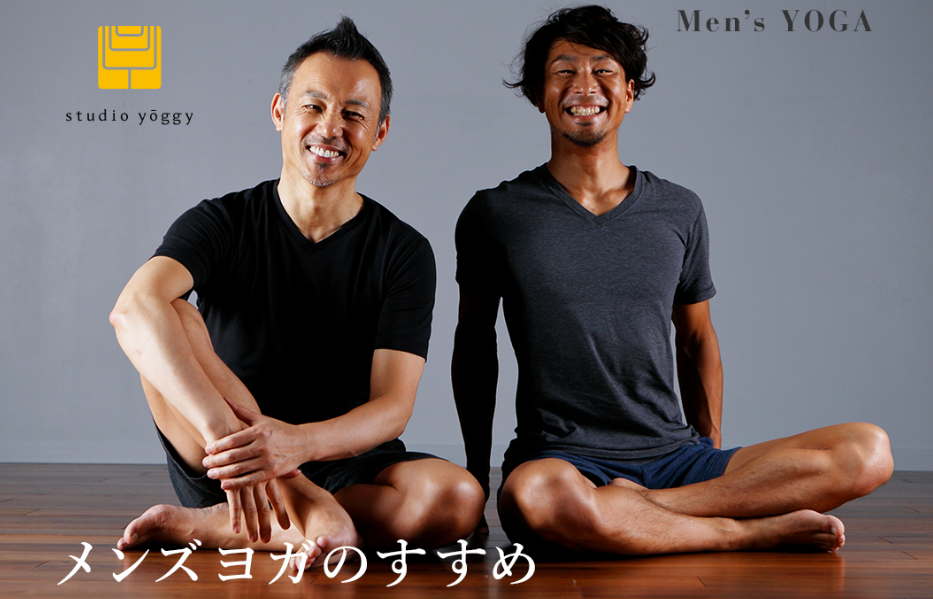 2人の男性がスタジオyoggyのロゴの隣に座っています