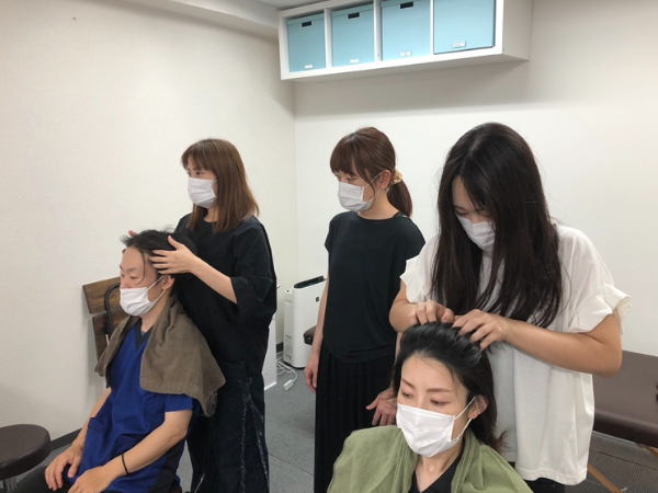 ヘッドセラピスト認定協会の実技の様子