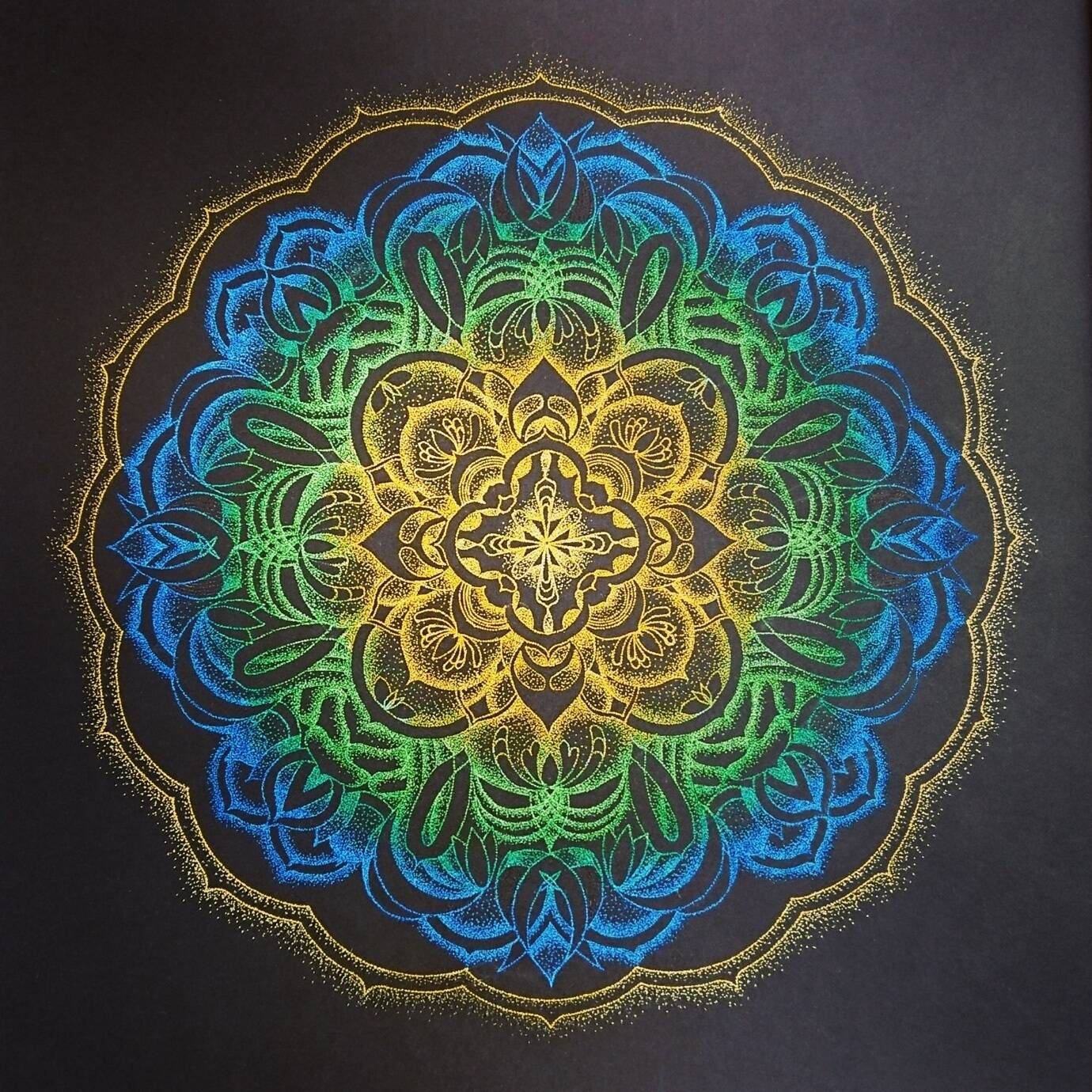 「宙を奏でる点描曼荼羅画」の作品