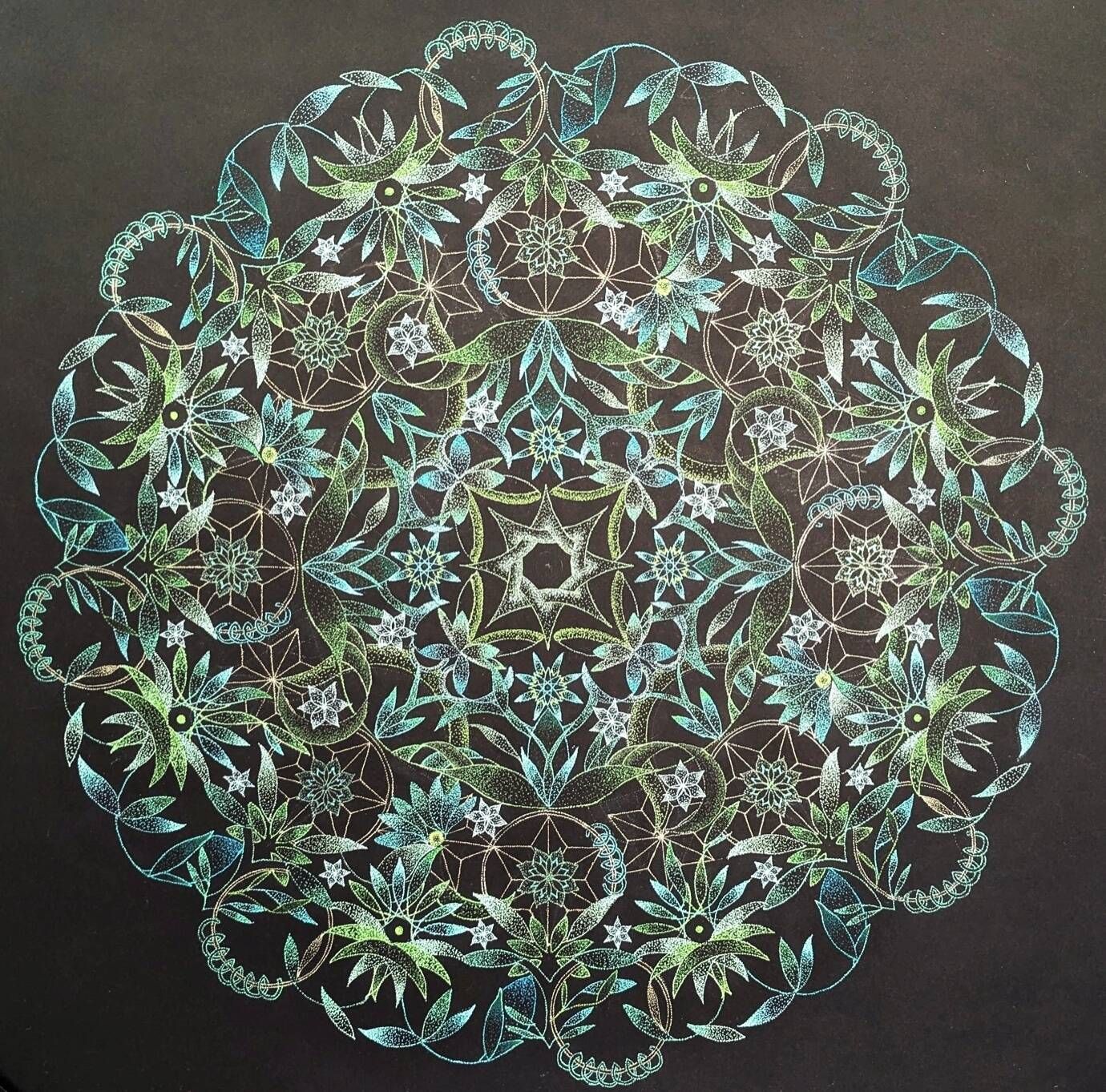 「宙を奏でる点描曼荼羅画」の作品