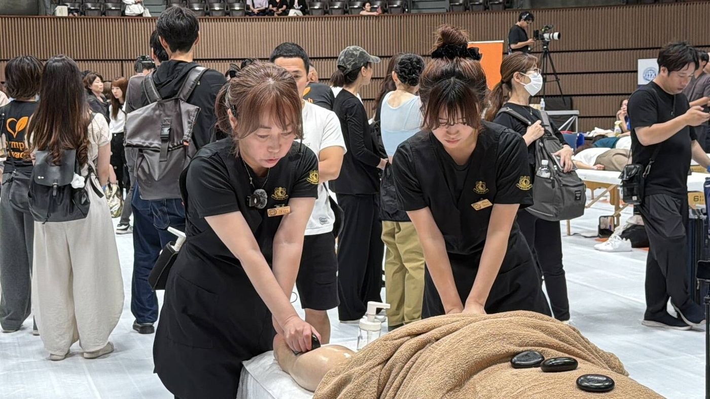 ​「ASIA MASSAGE CHAMPIONSHIP 2026」でホットストーンセラピーを行う様子