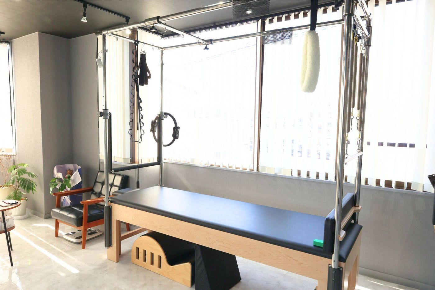 ピラティススタジオDEP埼玉店のピラティスマシンキャデラック