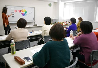 カラーの座学を教えている風景画像