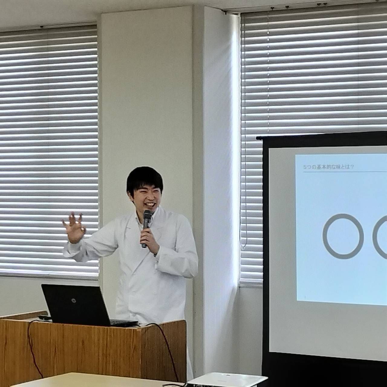 企業で出張講演を行う水野さんの画像