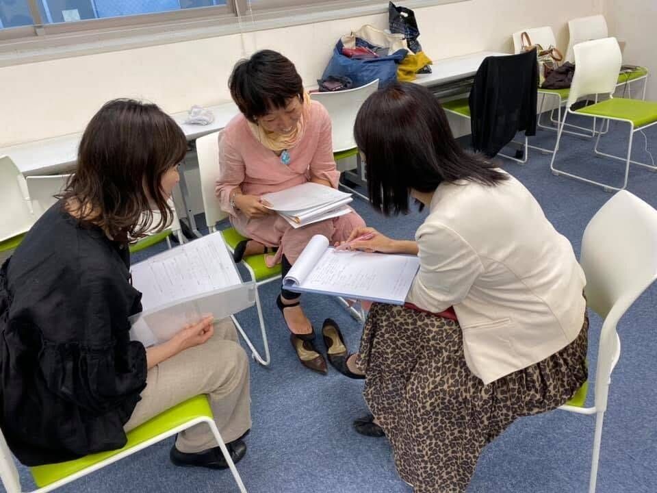 少人数でディスカッションしている画像