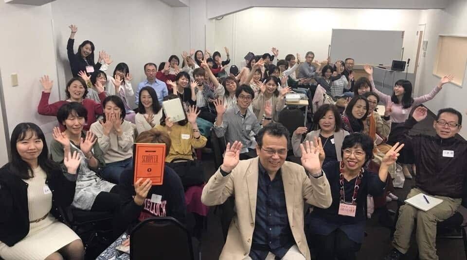 協会のメンバーと森さんが写っている楽しそうな画像