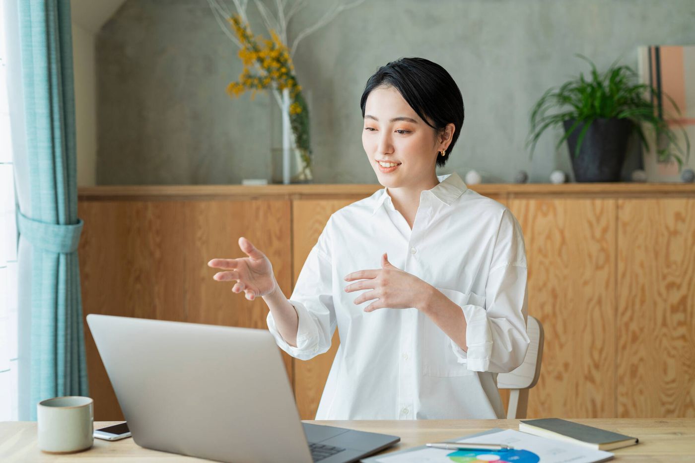 オンラインでセッションを受ける女性のイメージ画像