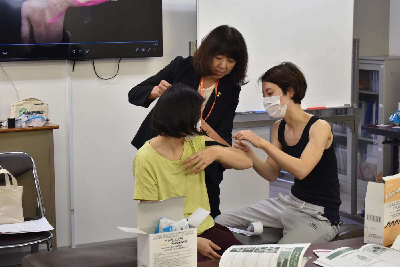 テーピングのやり方を学ぶ一般講座の様子