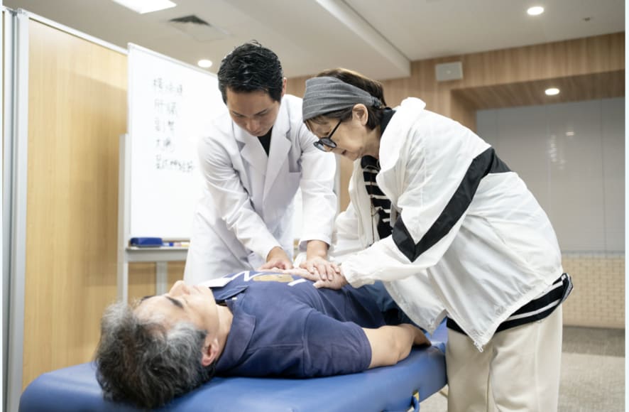 荒川内さんが受講生の方と施術している様子