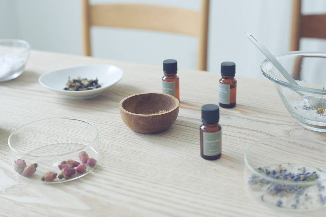 精油とドライフラワーの画像。