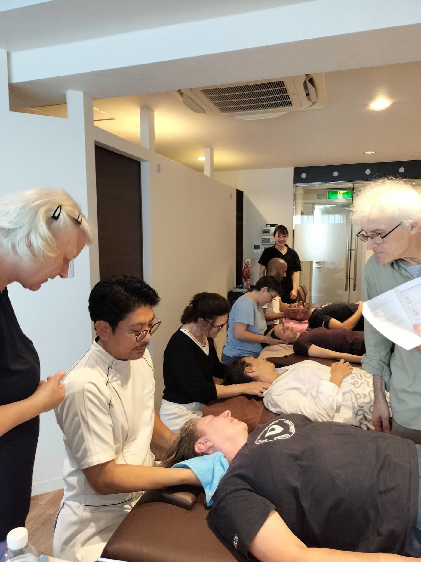 日本ヘッドセラピスト認定協会理事長の江口征次氏がレクチャーする様子