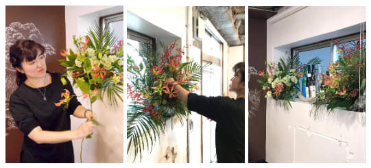 真剣な表情で、お花のディスプレイを作る卒業生の画像