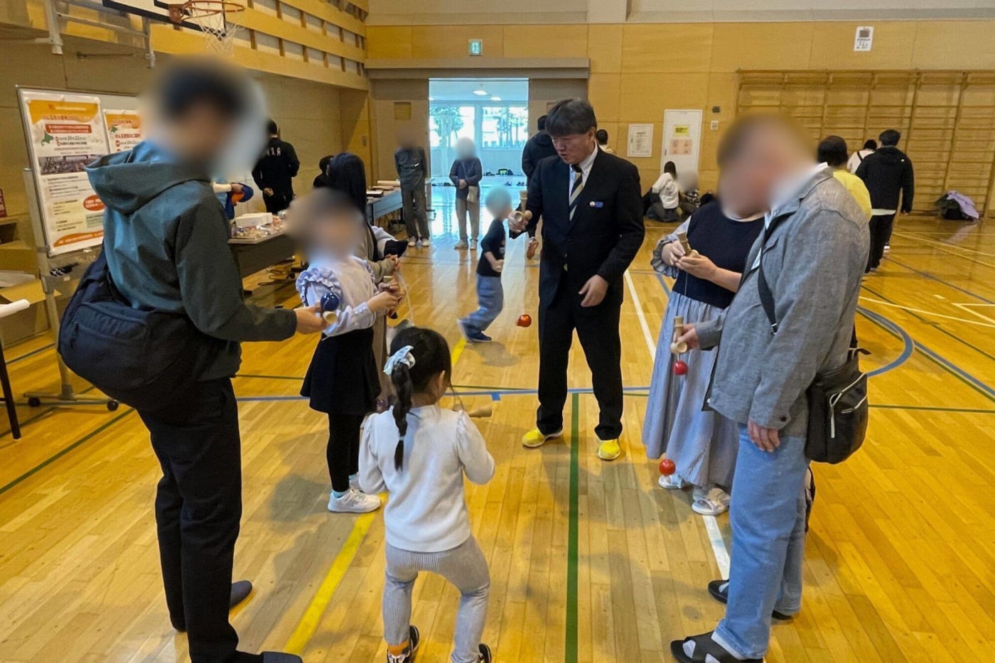 世代を超えてけん玉を楽しんでいる様子