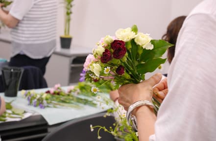 小さな花束の作り方を学んでいる画像