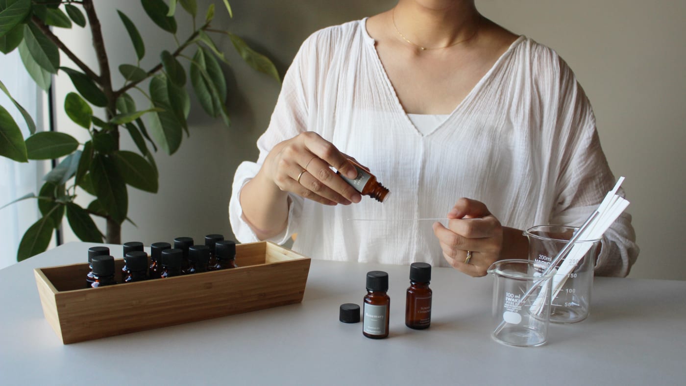 精油を組み合わせて、香りを確かめている画像