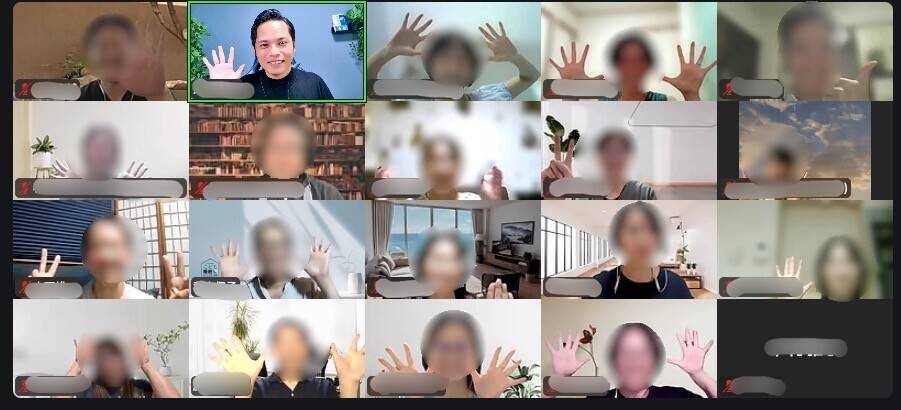 受講生の方々がZoomで集合する様子