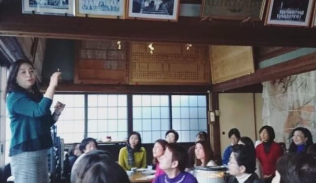 地域の方を集めて、講座をしている様子の画像