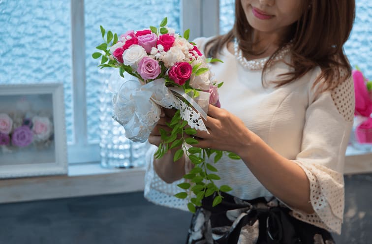 家に飾れるくらいの花束を作っている画像