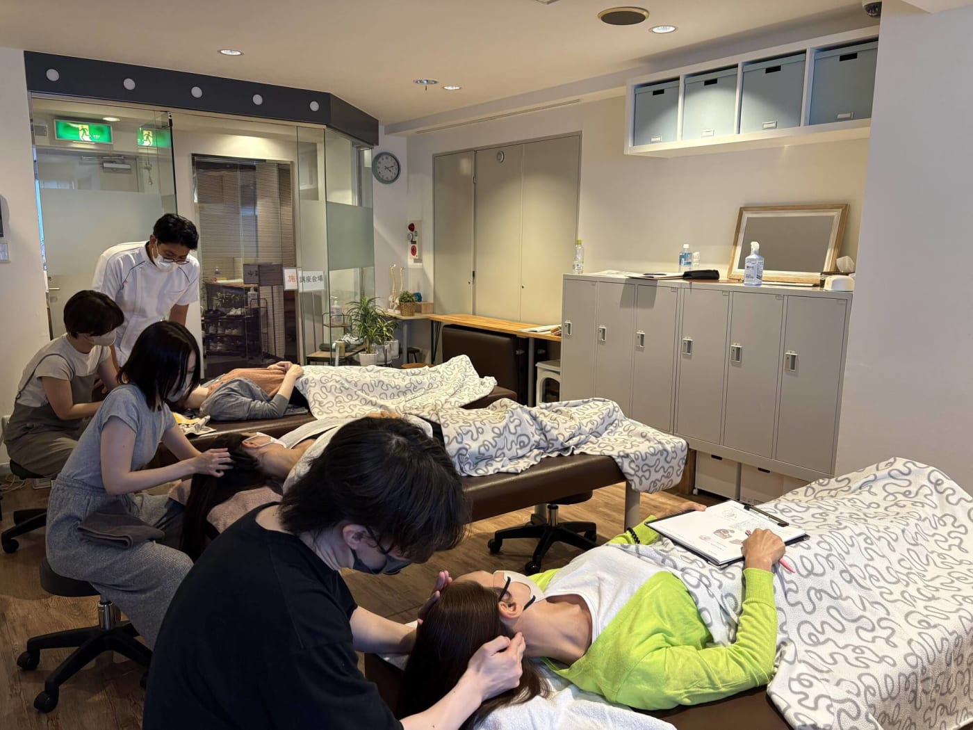 ヘッドセラピスト認定協会の実技の様子