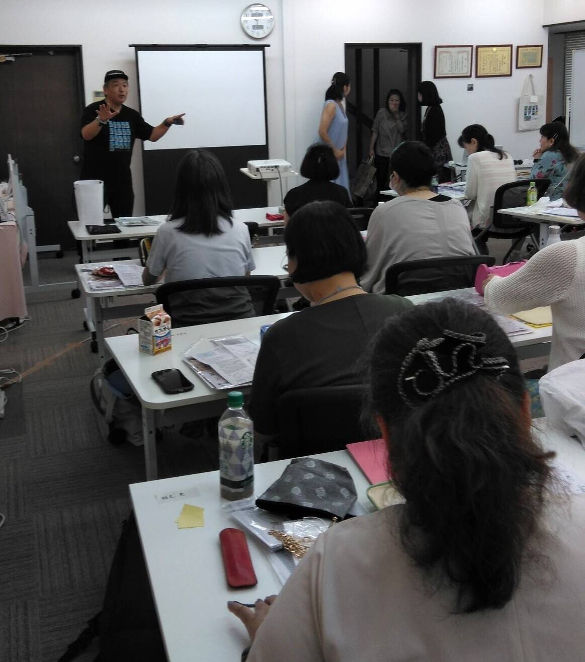 シードビーズ協会の認定講座を受講している様子