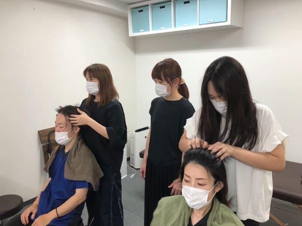 ヘッドセラピスト認定協会の実技の様子