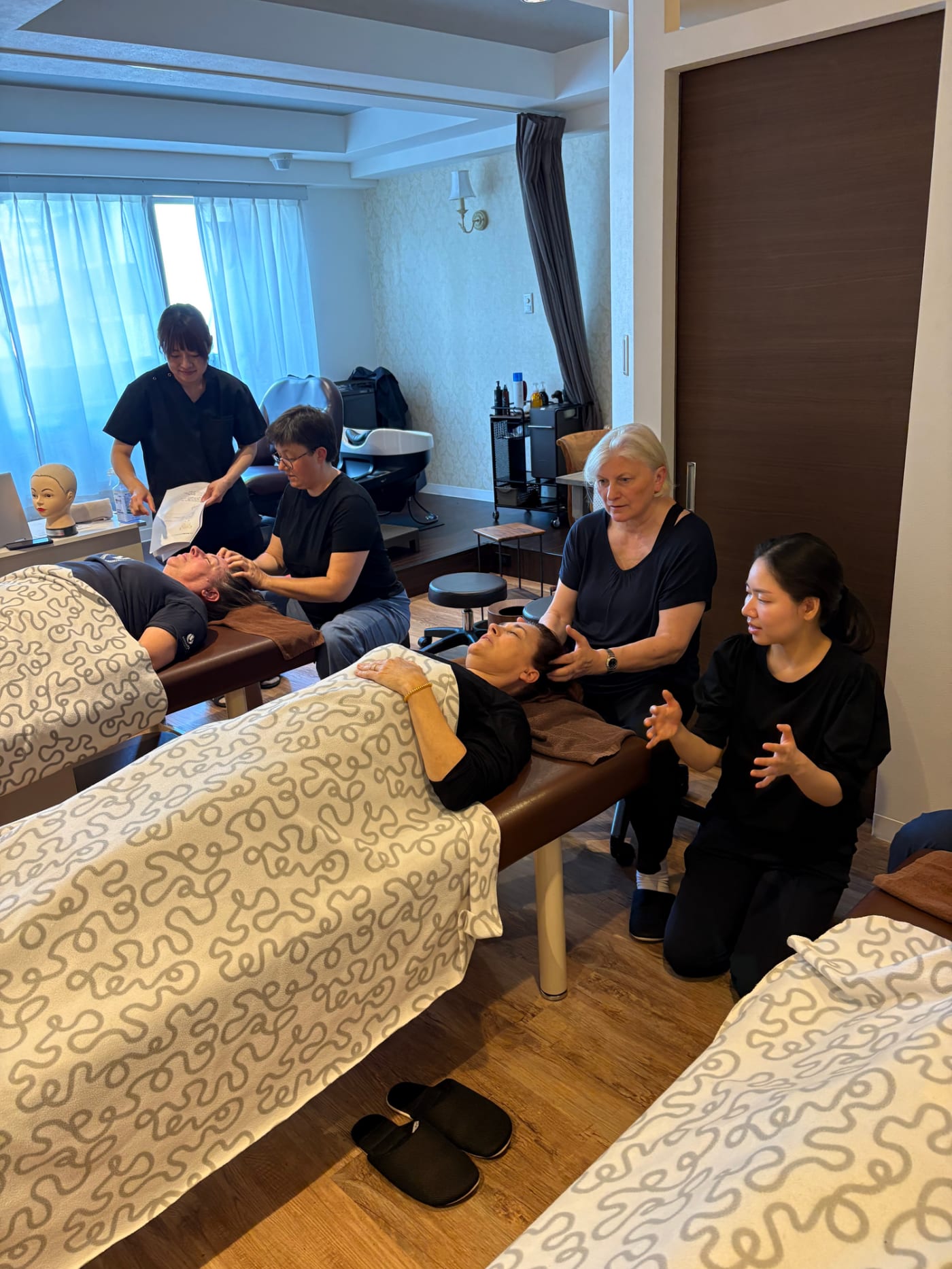日本ヘッドセラピスト認定協会の実技授業の様子