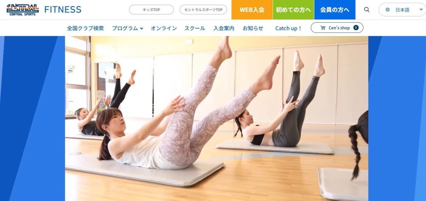 女性のグループがヨガマットに座っています