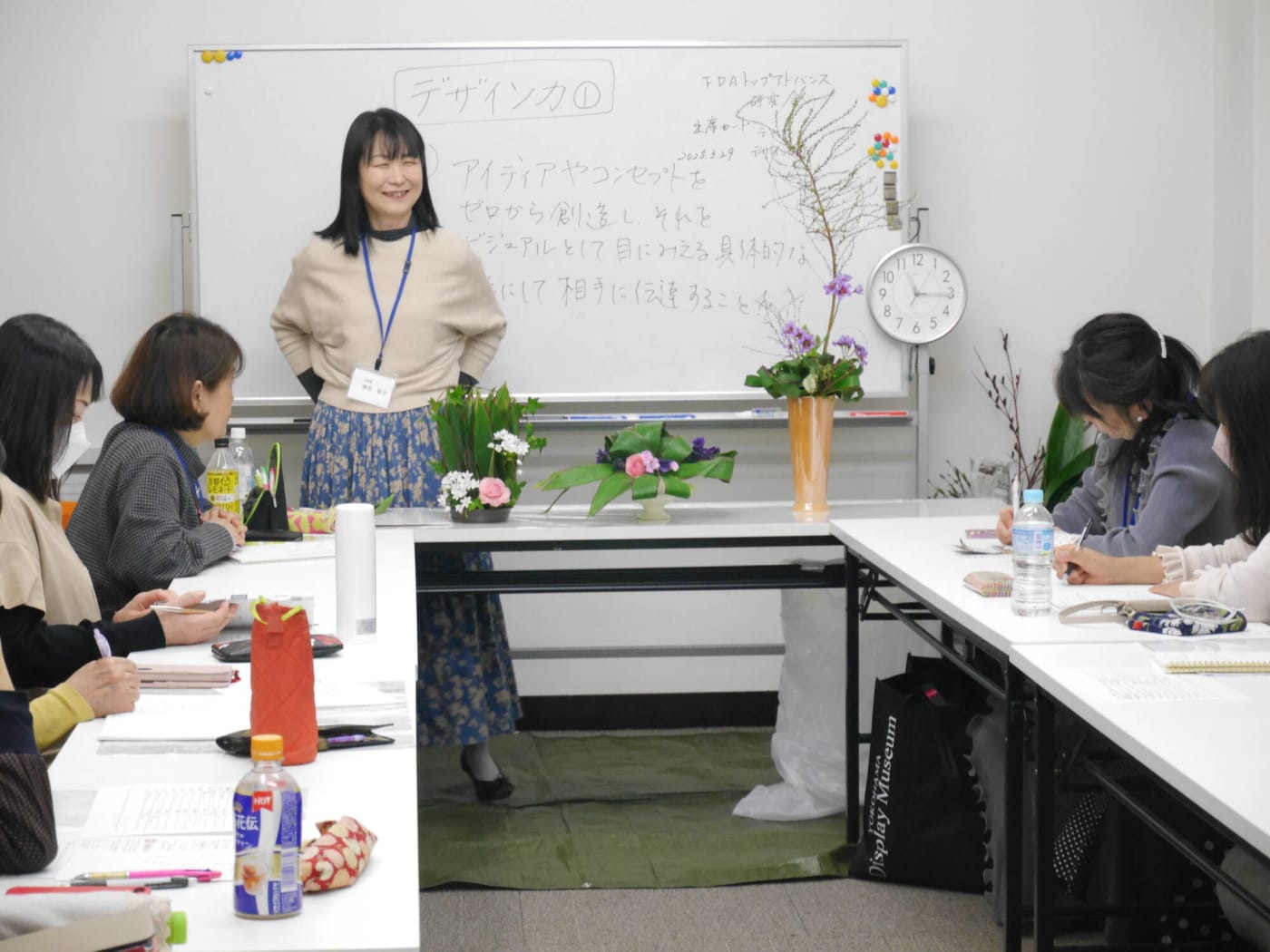 ホワイトボード前の女性