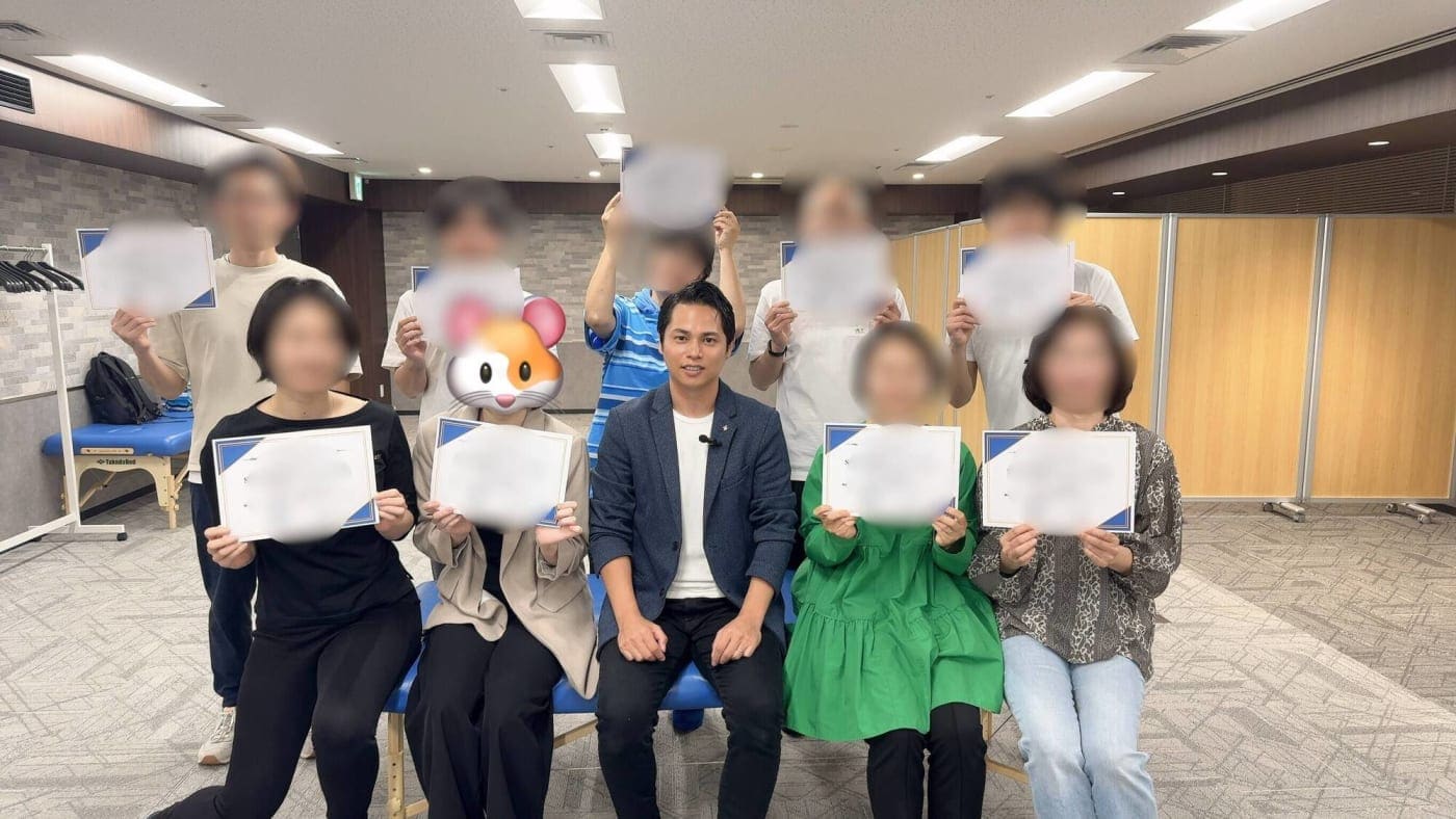 受講生の方に資格証を授与している様子