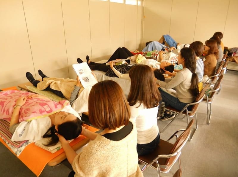 ヘッドセラピーを学んでいる画像