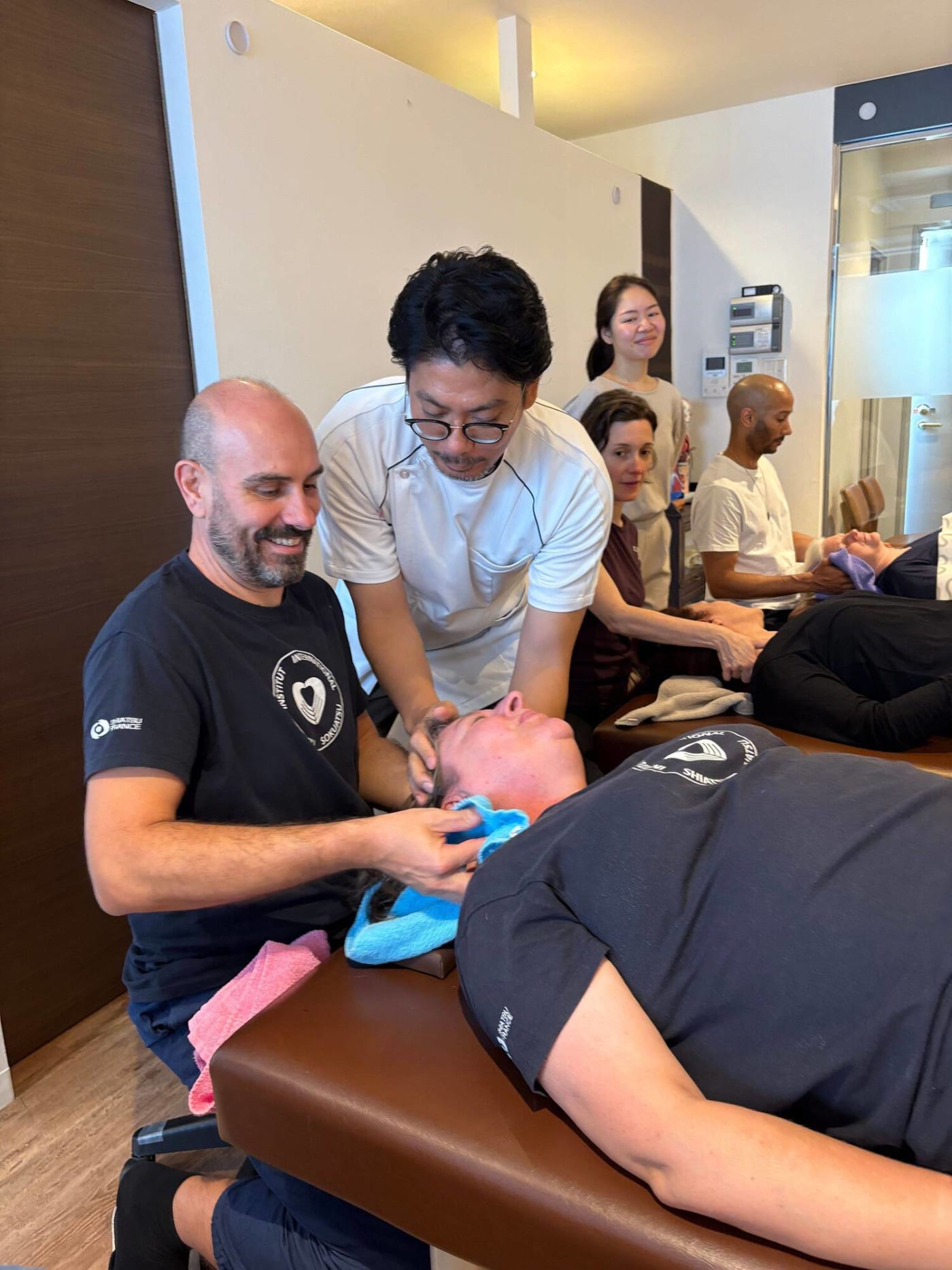 外国の方が日本ヘッドセラピスト認定協会の短期コースを受講している様子