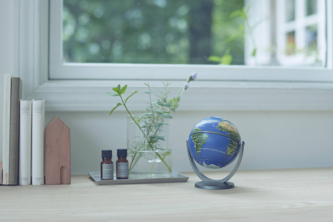 アロマの精油と地球儀の画像