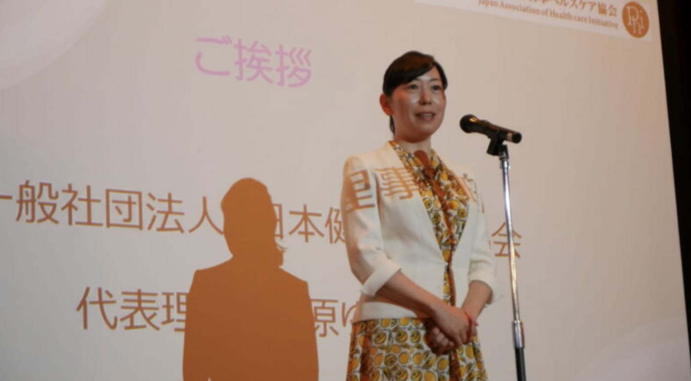 一般社団法人日本健康食育協会代表理事・柏原ゆきよさんが講演中の画像
